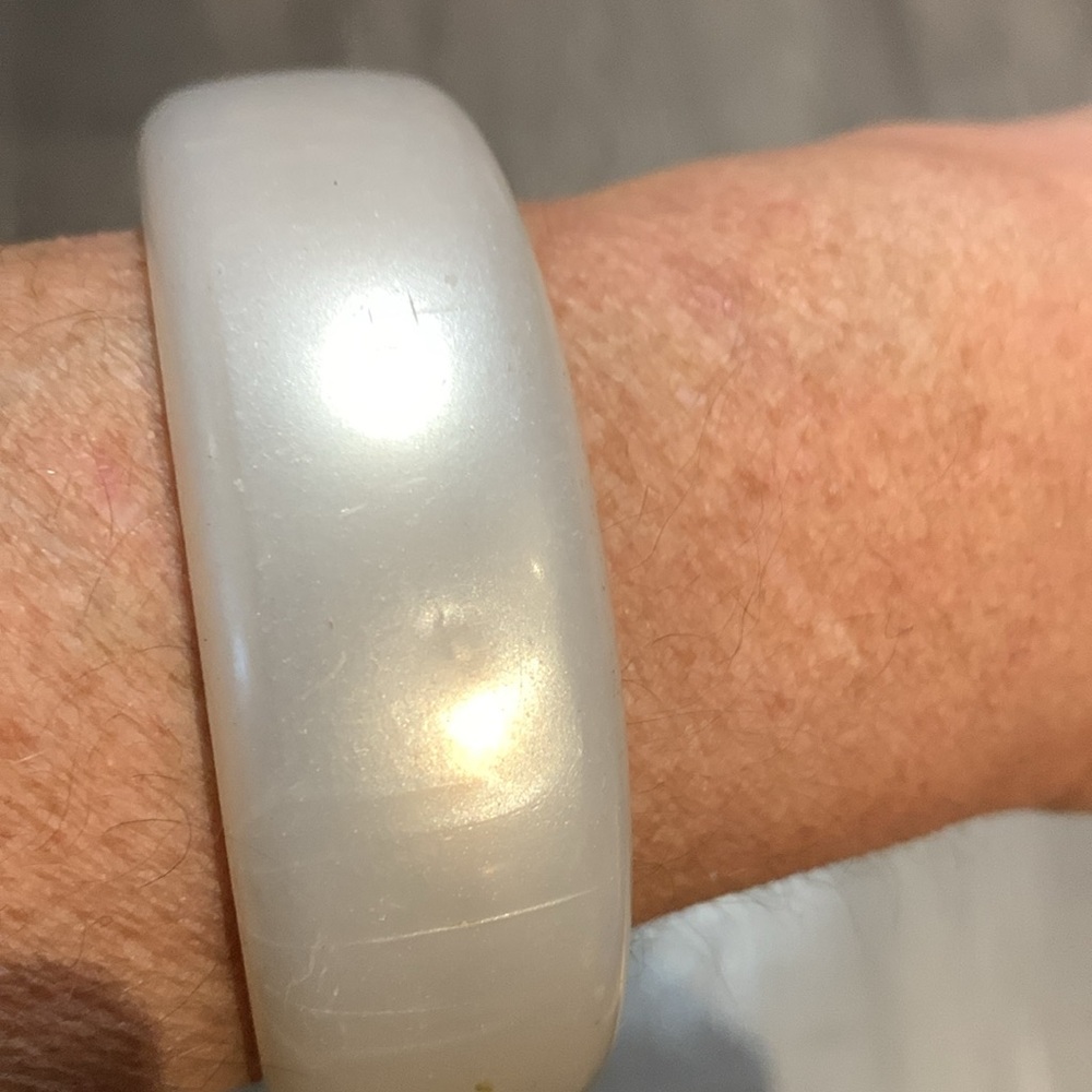 White wide bangle - Picture 4 of 7